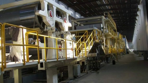 300T / D runzelte geriffelte Kraftpapier-Maschine 200m/Min Jumbo Roll Production Line