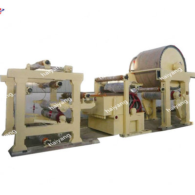 Altpapier bereiten die Verarbeitung auf, das Toiletten-Seidenpapier des Produktes umwandelnd riesiges Rollen, dasmaschinenmühle macht