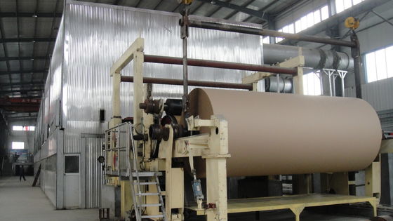 Geriffelte riesige Papierrolle Browns Kraftpapier, die Maschinen-Zwischenlage Testliner-Karton-Kasten herstellt
