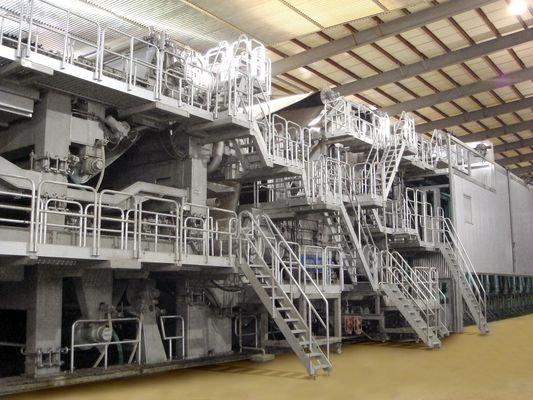 Überschüssige Kraftpapier-Herstellungs-Maschinen-Fertigungsstraße 5200mm runzelte die Wiederverwertung