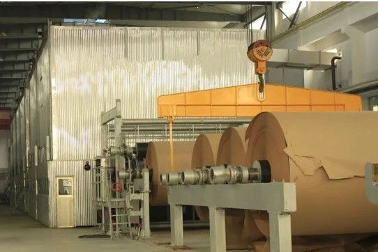 Papierproduktions-Maschine 2400mm 50T/D Holzschliff-Papp-Kraftpapiers Brown